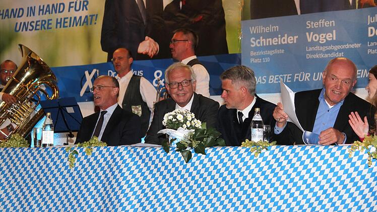 Auf dem Podium (von links): Landrat Wilhelm Schneider, CSU-Fraktionsvorsitzender Thomas Kreuzer, MdL Steffen Vogel, Bezirksrat Thomas Habermann und die Listenkandidatin f&uuml;r den Landtag, Juliane Demar.G&uuml;nther Geiling