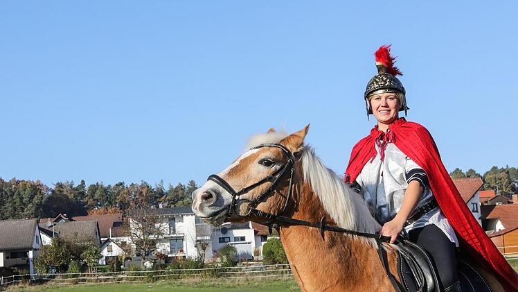 Nadine Heilmann und Pferd Nando freuen sich jedes Jahr auf die Martinsumzüge. "Dadurch dass es im Landkreis nicht viele Pferde wie Nando gibt, die das machen können, hat es sich schnell herumgesprochen", sagt Heilmann. Foto: Barbara Herbst