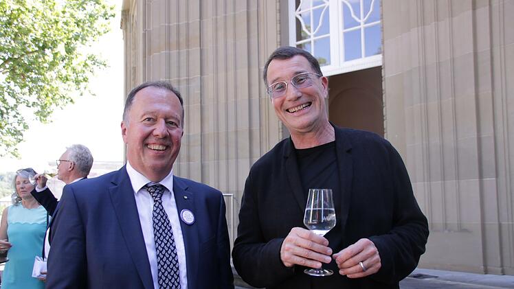 Der geschäftsführende Beamte im Kissinger Rathaus, gerhard Schnieder, mit Künstler Malte Meinck. Foto: Benedikt Borst