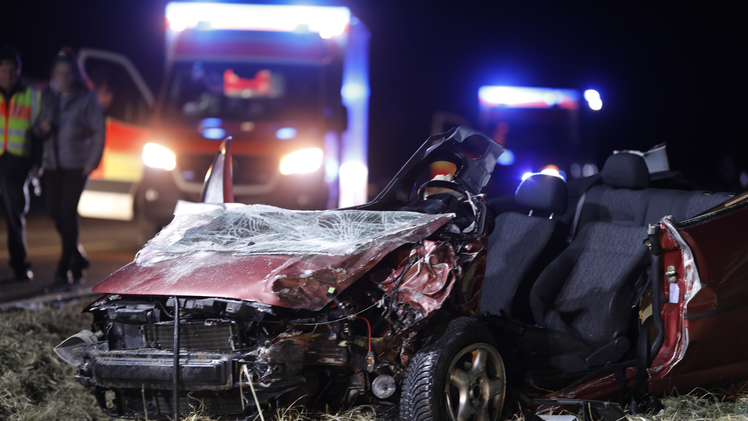 Frontalunfall bei Gremsdorf: Fahrer (21) eingeklemmt und schwer verletzt