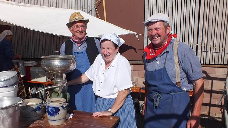 Anton Metz, Monika Schneider und Karl Schneider an der Zentrifuge