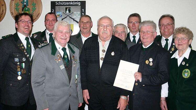 Die SG Marktsteft ehrte ihre treuen Mitglieder: (von links) Peter Schwab (1. Schützenmeister), Christian Pfeuffer, Heinz Neubert (Gauschützenmeister), Steffen Kohr, Erich Wendel, Martin Wirth, Klaus Stöhr, Heinrich Grötsch, Hermann Heil (2. Schützenmeister) und Frieda Grösch
