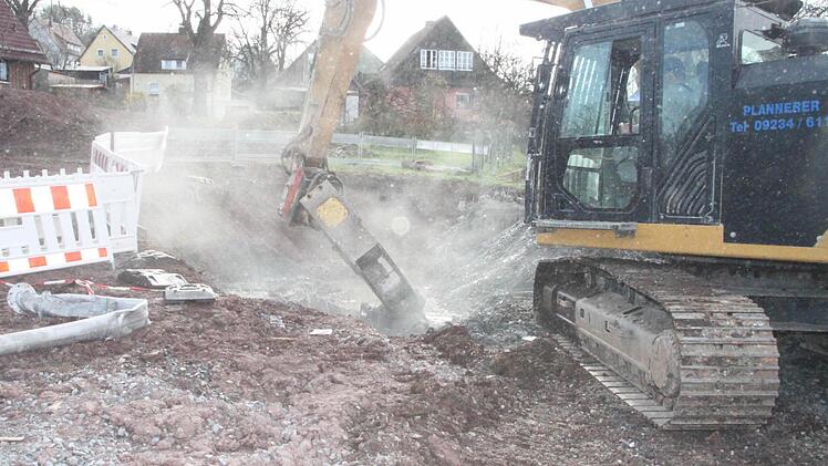 Der Löschwasserbehälter ist weg. Fotos: Katrin Geyer+privat (2)