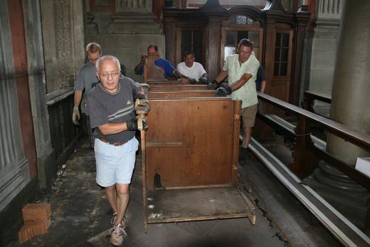 Kirchen-Ausräumaktion