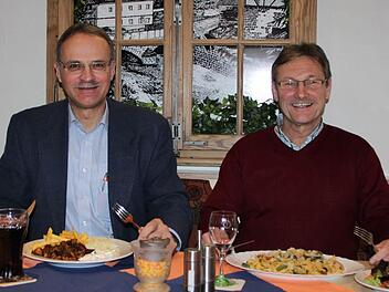 Bei einem Mittagessen im "Fränkischen Hof" lassen Roland Limpert und Bürgermeister Wilhelm Friedrich die Kommunalpolitik der vergangenen Jahre Revue passieren. Foto: Ulrike Müller