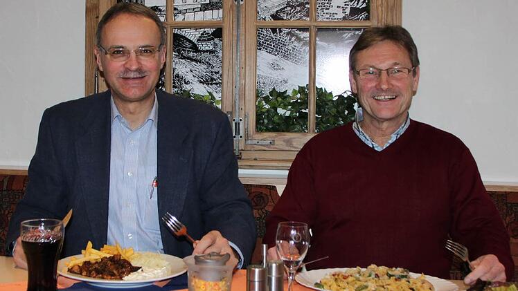 Bei einem Mittagessen im "Fränkischen Hof" lassen Roland Limpert und Bürgermeister Wilhelm Friedrich die Kommunalpolitik der vergangenen Jahre Revue passieren. Foto: Ulrike Müller