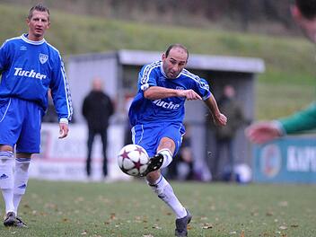 Kerniger Schuss: Holger Dittwar - hier noch im Trikot des VfB Kulmbach - versenkt die Kugel im Netz. In der neuen Saison wird der 38-jährige den TSC Mainleus trainieren. Foto: Peter Mularczyk