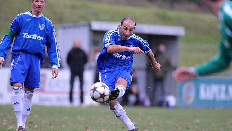 Kerniger Schuss: Holger Dittwar - hier noch im Trikot des VfB Kulmbach - versenkt die Kugel im Netz. In der neuen Saison wird der 38-jährige den TSC Mainleus trainieren. Foto: Peter Mularczyk