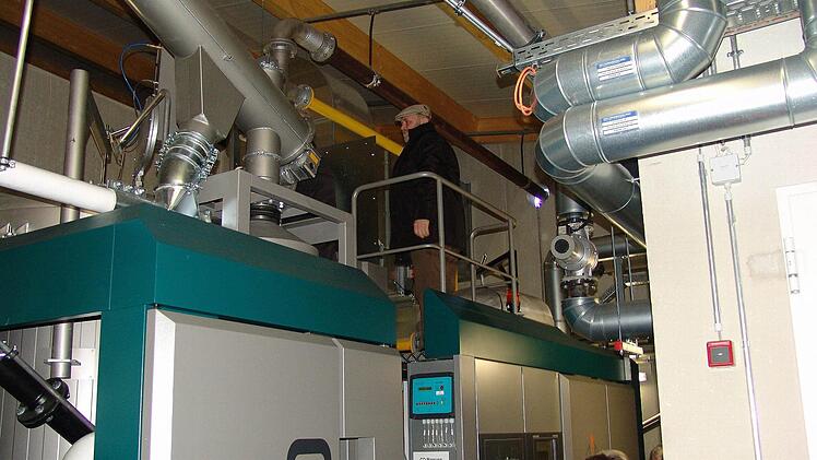 Martin Schaller aus Marktschorgast nahm die Installationstechnik auf dem BHKW genau unter die Lupe.