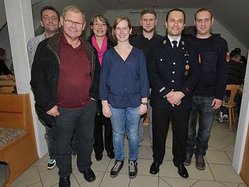 Renate Schroff (3. v. l.), Christina Harrer sowie Marcel Zapf (3. v. r.) und Florian Geinzer (r.) ehrten Frank Kreß (l.), Helmut Baum und Thomas Rosenzweig (2. v. r.). Foto: Roland Meister