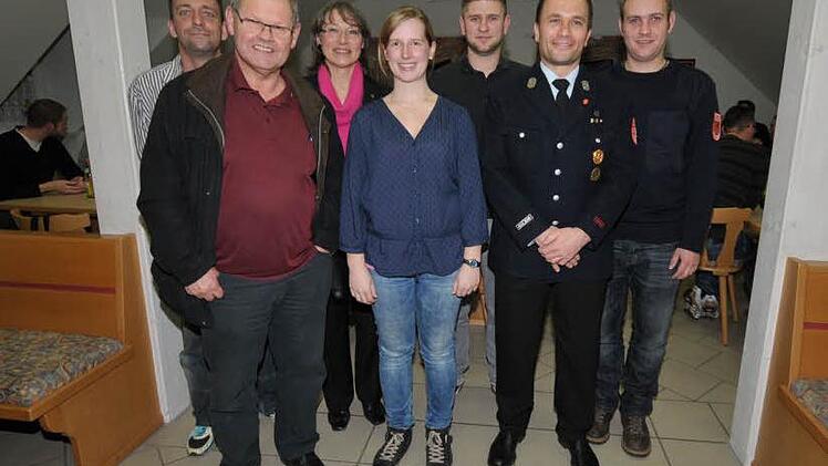 Renate Schroff (3. v. l.), Christina Harrer sowie Marcel Zapf (3. v. r.) und Florian Geinzer (r.) ehrten Frank Kreß (l.), Helmut Baum und Thomas Rosenzweig (2. v. r.). Foto: Roland Meister
