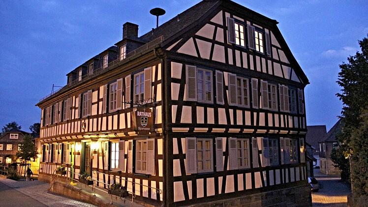 Der Gemeinderat machte bei seiner Sitzung am Montagabend den Weg für rasche Fortschritte frei. as Rathaus Untermerzbach wird in den nächsten Monaten energetisch saniert und im Innenbereich umgebaut.   Foto: Archiv/Helmut Will