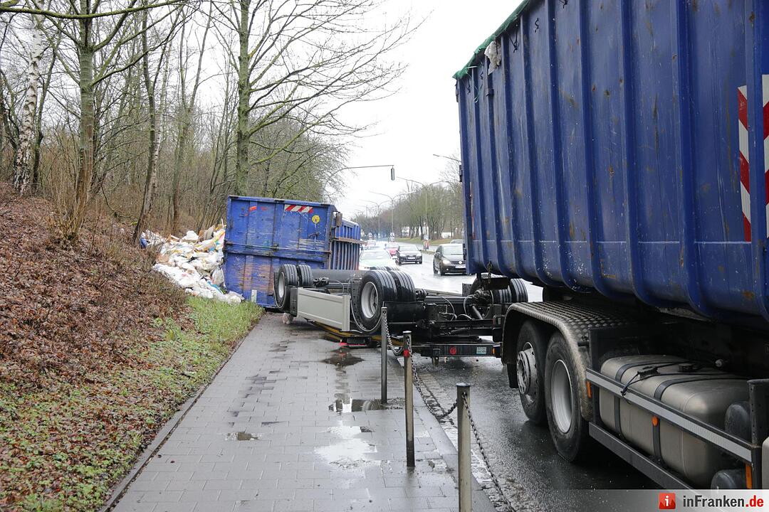 Müll-Laster in Forchheim umgekippt