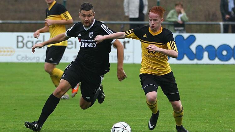 Im Mittelfeld verfolgt Sands Andre Schmitt den Frohnlacher Rene Knie (gelb )