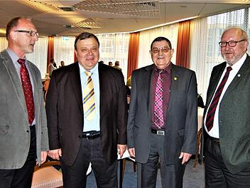 Kleingärtner aus ganz Franken tagten unter Leitung ihrer Vorsitzenden (von links) Jochen Obermeier (Mittelfranken), Norbert Wolf (Bayern), Siegfried Gröger (Oberfranken) und Ortsvorsitzender Helmut Voll (Vertreter für Roland Bauer, Unterfranken).  Foto: Sigismund v. Dobschütz