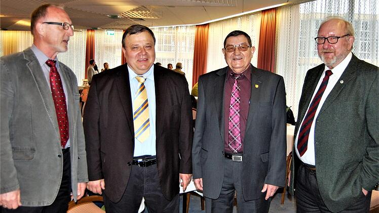 Kleingärtner aus ganz Franken tagten unter Leitung ihrer Vorsitzenden (von links) Jochen Obermeier (Mittelfranken), Norbert Wolf (Bayern), Siegfried Gröger (Oberfranken) und Ortsvorsitzender Helmut Voll (Vertreter für Roland Bauer, Unterfranken).  Foto: Sigismund v. Dobschütz