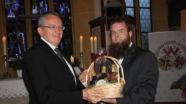 Pfarrer Christian Brecheis (rechts) dankte Bezirksheimatpfleger Dr. Günter Dippold für seinen erschöpfenden Vortrag mit einem Präsentkorb. Stephan Stöckel