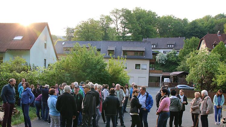 Rund 60 Anlieger diskutierten bei einem Ortstermin.Foto: Katrin Geyer