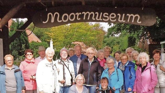 Das Foto zeigt die Teilnehmer der Ostfriesland-Fahrt mit Reiseleiterin Rosemarie Karpinski (vorne, links). Foto: Herbert Lochner