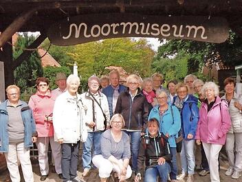 Das Foto zeigt die Teilnehmer der Ostfriesland-Fahrt mit Reiseleiterin Rosemarie Karpinski (vorne, links). Foto: Herbert Lochner