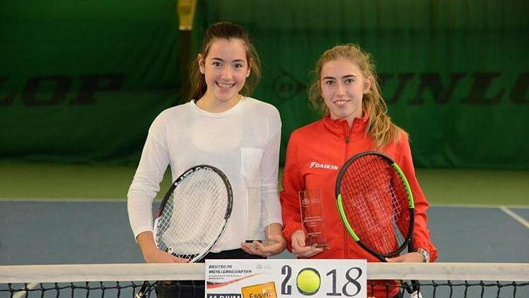 Stolze Siegerinnen im Doppelwettbewerb der U-18: Anne Knüttel (links) und Doppelpartnerin Isabella Pfennig.Klaus Molt