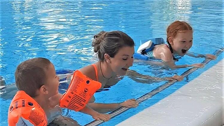 Physiotherapeutin und Schwimmlehrerin Anja Kirchner beim Schwimmkurs mit Vorschulkindern.