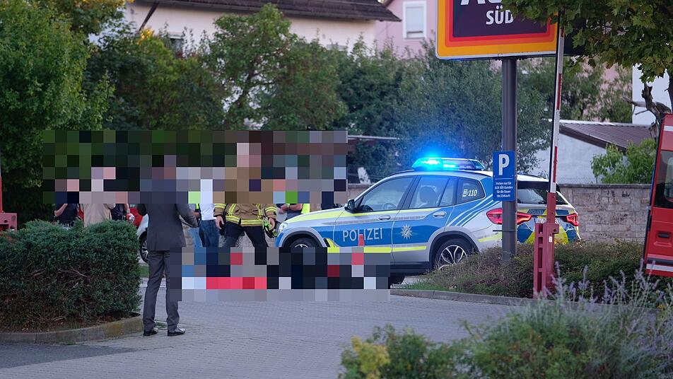 Mann sticht auf Reisende ein - Polizei schießt Täter am Bahnhof von Ansbach nieder