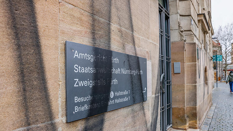 Fürther Amtsgericht mit Farbe beschmiert