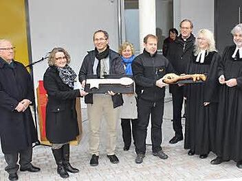 Schlüsselübergabe bei der Einweihung des Krippenanbaus. Fotos: fra-press