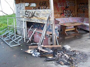 An Ostern wurde von Unbekannten auf der Skateranlage gefeiert, der Bauhof hat die Schweinerei, die angerichtet wurde, weggemacht - aber das wird auf Dauer nicht funktionieren, mahnt Bürgermeister Roland Wolfrum. Fotos: privat
