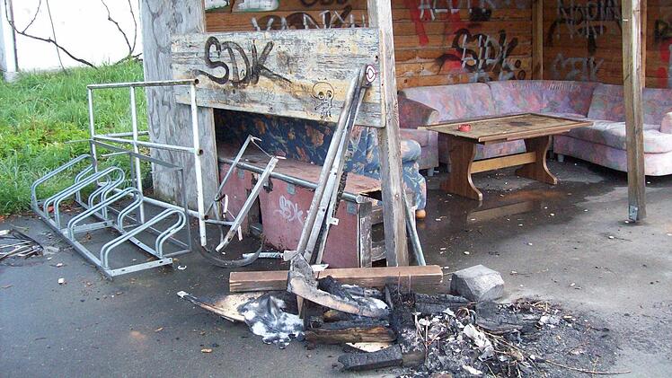 An Ostern wurde von Unbekannten auf der Skateranlage gefeiert, der Bauhof hat die Schweinerei, die angerichtet wurde, weggemacht - aber das wird auf Dauer nicht funktionieren, mahnt Bürgermeister Roland Wolfrum. Fotos: privat