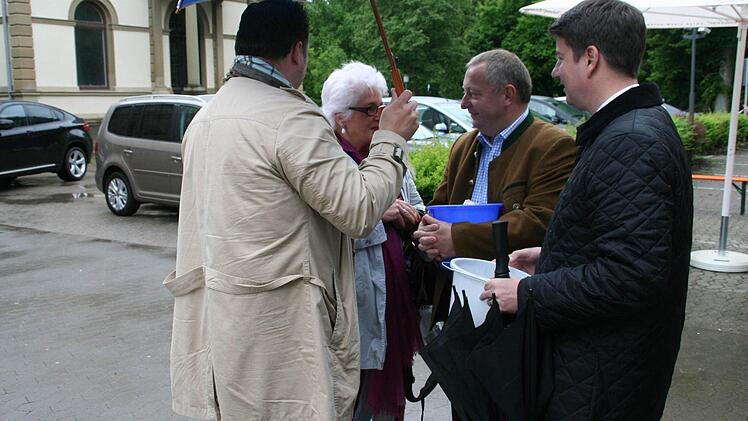 Sandro Kirchner (MdL) und Landrat Thomas Bold (von rechts) beim Losverkauf für einen guten Zweck