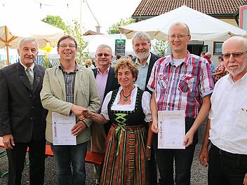 Der Obst- und Gartenbauverein Wittershausen besteht seit 60 Jahren (von links): Paul Heuler, Winfried Schäfer, Gotthard Schlereth, Irmgard Heinrich, Hans Dünninger, Oswin Zink und Bruno Geiger. Fotos: Gerd Schaar