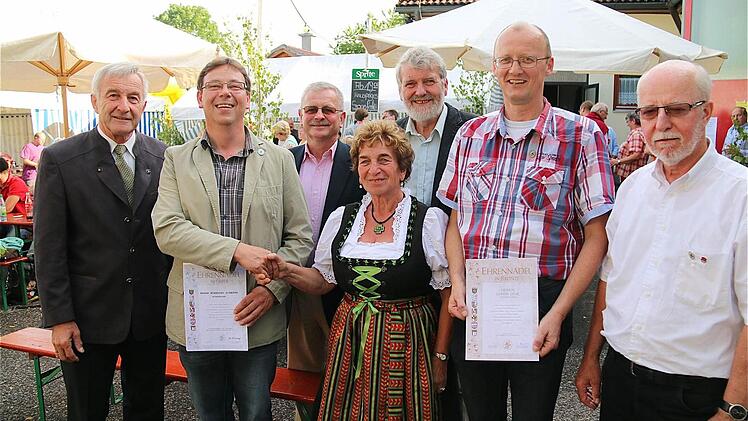 Der Obst- und Gartenbauverein Wittershausen besteht seit 60 Jahren (von links): Paul Heuler, Winfried Schäfer, Gotthard Schlereth, Irmgard Heinrich, Hans Dünninger, Oswin Zink und Bruno Geiger. Fotos: Gerd Schaar
