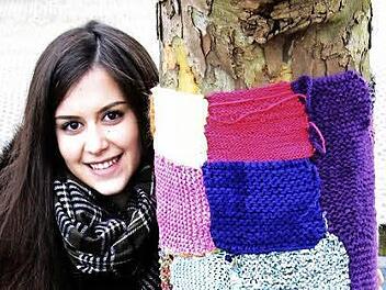 Arife hat dem Baum ein "Wollkleid " verpasst.  Foto: Josef Hofbauer