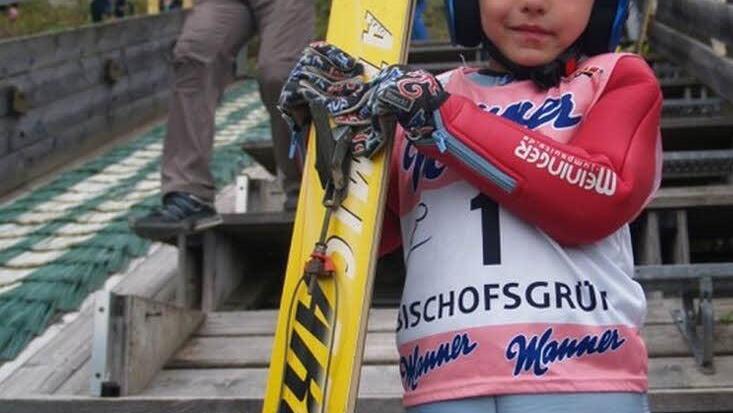 Timos Trainer Bernd Zapf (im Hintergrund) nahm selbst vier Mal als Skispringer an der Vierschanzen-tournee teil.