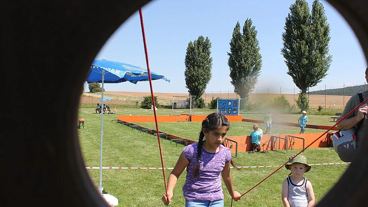 An verschiedenen Stationen hatten die Kinder Gelegenheit, Geschicklichkeit zu beweisen oder einfach nur zu Toben. Foto: Carsten Höllein
