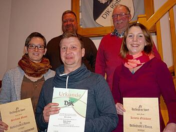 Bronze-Auszeichnungen aufgrund ihrer Leistungen erhielten (vorne, von links): Steffi Grom, Markus Strauch und Kristin Glöckner. Hierzu gratulierten (hinten, von links): DJK-Vorsitzender Jörg Bohnsack und BLSV-Kreisvorsitzender Rainer Werner. Fotos: Gerd Schaar