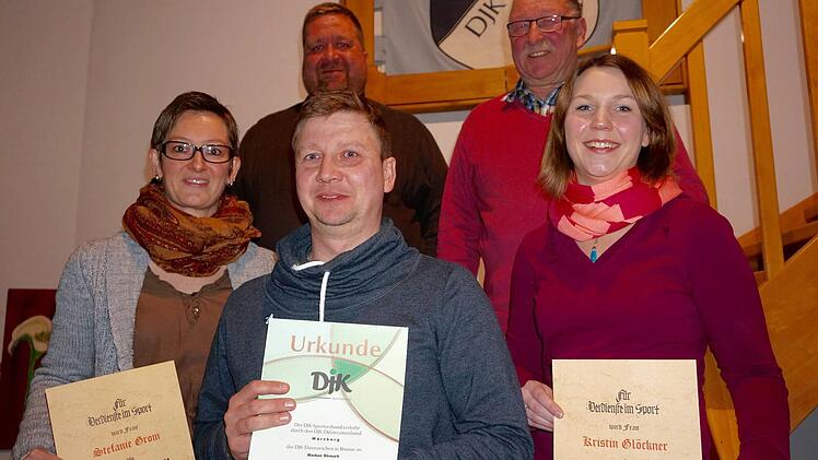 Bronze-Auszeichnungen aufgrund ihrer Leistungen erhielten (vorne, von links): Steffi Grom, Markus Strauch und Kristin Glöckner. Hierzu gratulierten (hinten, von links): DJK-Vorsitzender Jörg Bohnsack und BLSV-Kreisvorsitzender Rainer Werner. Fotos: Gerd Schaar