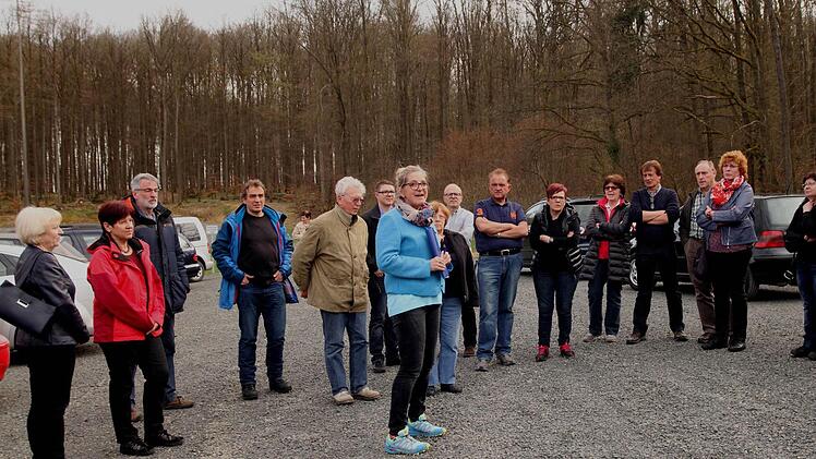 Heike Appel (7. von links) von der Bürger-Energie-Genossenschaft (BEG) freute sich über das große Interesse der Mitglieder.