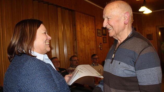 Wanderfreund Herbert B&ouml;hm wird von Ramona Matzke f&uuml;r 60 Jahre Mitgliedschaft geehrt. Foto: Manja von Nida
