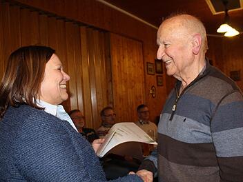 Wanderfreund Herbert Böhm wird von Ramona Matzke für 60 Jahre Mitgliedschaft geehrt. Foto: Manja von Nida