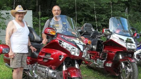 Organisator Oliver Jock (links) mit dem Traum-Bike von Siegfried Hümmer (rechts), der 1800er Gold Wing