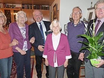 Anneliese Müller (Dritte von rechts) mit (von links) Irmgard Müller, Anni Ertl, Kreisrat Wilfried Löwinger, Werner Müller und Bürgermeister Günther Hübner Foto: Werner Reißaus