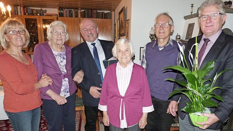 Anneliese Müller (Dritte von rechts) mit (von links) Irmgard Müller, Anni Ertl, Kreisrat Wilfried Löwinger, Werner Müller und Bürgermeister Günther Hübner Foto: Werner Reißaus