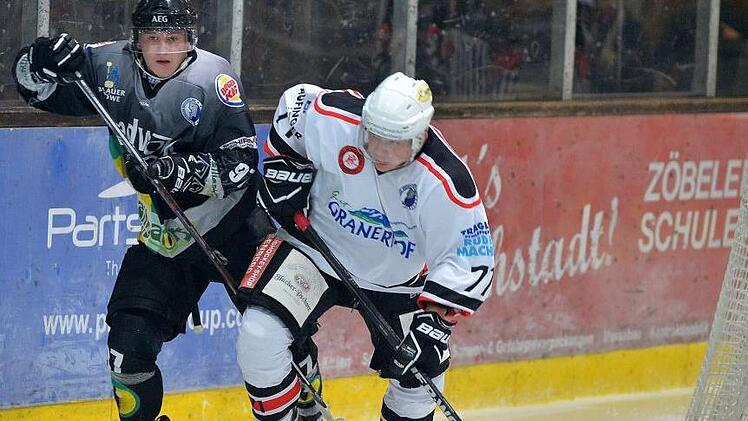 Lukas Lenk (links) wurde beim Gastspiel in Peißenberg 69 Sekunden vor Schluss zum Matchwinner für den Höchstadter EC, der die Partie in den ersten beiden Dritteln dominiert hatte. Foto: Picturedreams/Archiv