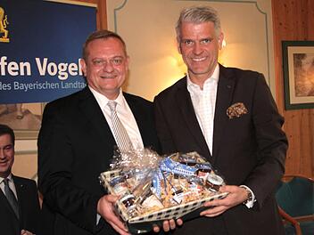 CSU-Kreisvorsitzender und Landtagsabgeordneter  Steffen Vogel &uuml;berreichte an Manfred L&auml;ndner, dem Vorsitzenden des Innenausschusses im Bayerischen Landtag, ein Pr&auml;sent mit Geschenken aus dem Landkreis.
