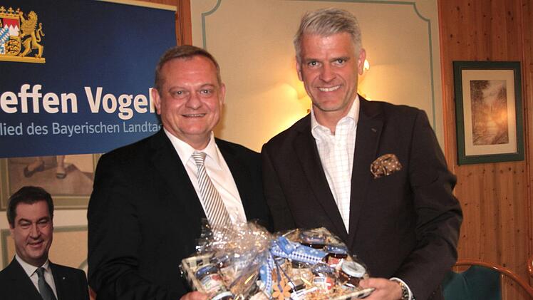 CSU-Kreisvorsitzender und Landtagsabgeordneter  Steffen Vogel &uuml;berreichte an Manfred L&auml;ndner, dem Vorsitzenden des Innenausschusses im Bayerischen Landtag, ein Pr&auml;sent mit Geschenken aus dem Landkreis.