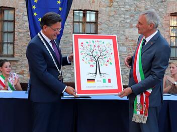 Karsten Fischkal (l.) und Fortunato Turcato präsentieren den Partnerschaftsbaum mit den Daumenabdrücken der Teilnehmer. Foto: Johanna Blum