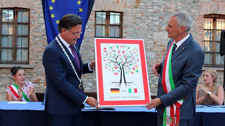 Karsten Fischkal (l.) und Fortunato Turcato präsentieren den Partnerschaftsbaum mit den Daumenabdrücken der Teilnehmer. Foto: Johanna Blum